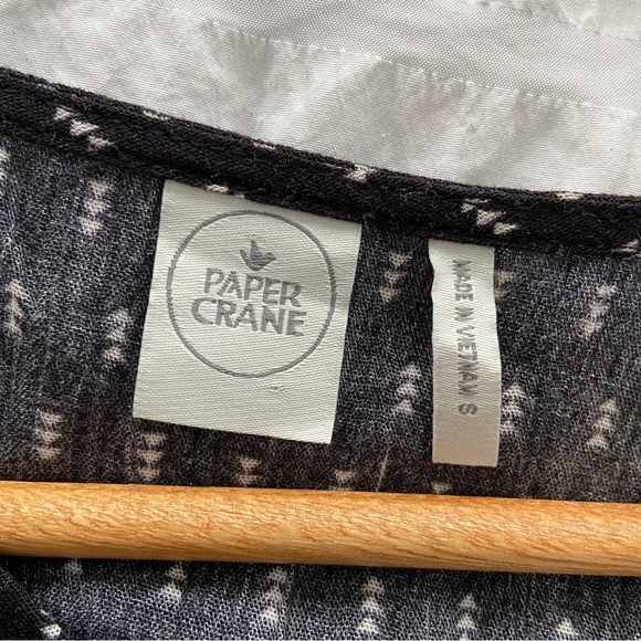 PAPER CRANE BLACK AND WHITE 100% RAYON VNECK TOP/BLOUSE WITH GATHERED PEPLUM, S - Picture 9 of 11